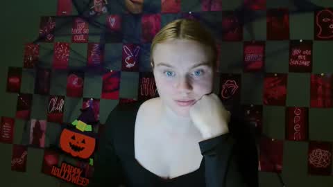 Snapshot of leyla_le chatting on 10.06.25 Leyla online show from 10.06.25