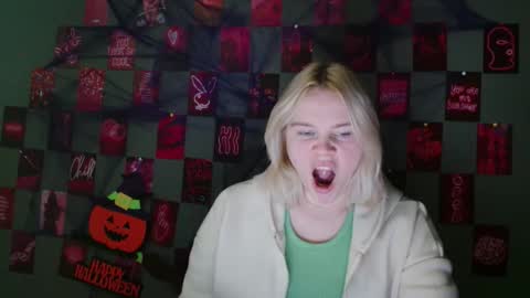 Snapshot of leyla_le chatting on 10.07.25 Leyla online show from 10.07.25