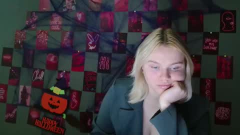 Snapshot of leyla_le chatting on 10.08.25 Leyla online show from 10.08.25