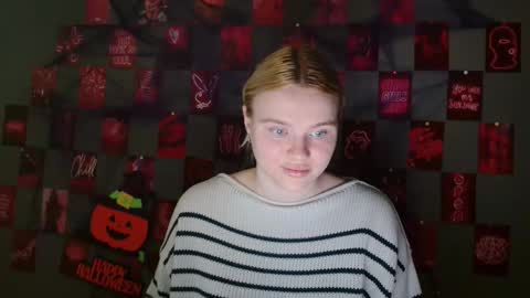 Snapshot of leyla_le chatting on 10.09.25 Leyla online show from 10.09.25