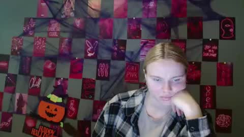 Snapshot of leyla_le chatting on 10.10.25 Leyla online show from 10.10.25