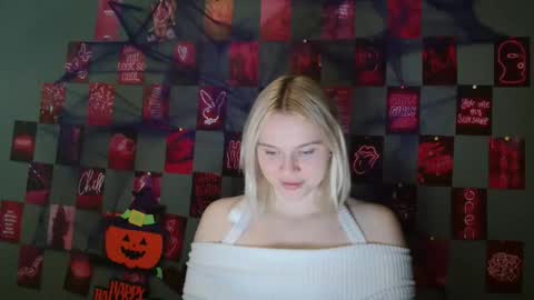 Snapshot of leyla_le chatting on 10.13.25 Leyla online show from 10.13.25