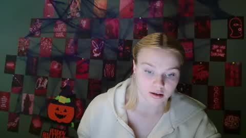 Snapshot of leyla_le chatting on 10.15.25 Leyla online show from 10.15.25