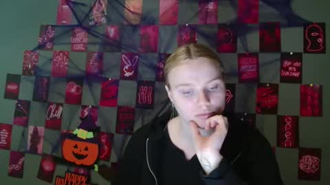 Snapshot of leyla_le chatting on 10.17.25 Leyla online show from 10.17.25