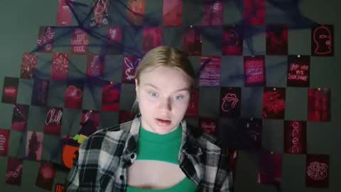 Snapshot of leyla_le chatting on 10.21.25 Leyla online show from 10.21.25