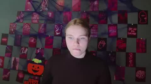 Snapshot of leyla_le chatting on 10.22.25 Leyla online show from 10.22.25