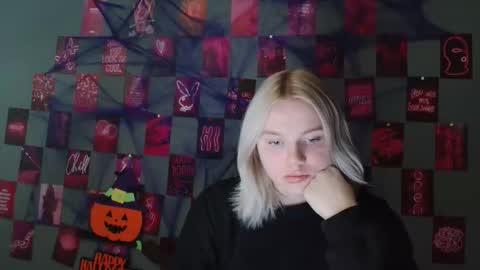 Snapshot of leyla_le chatting on 10.23.25 Leyla online show from 10.23.25