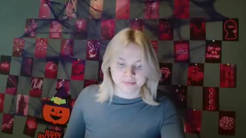 Snapshot of leyla_le chatting on 10.27.25 Leyla online show from 10.27.25