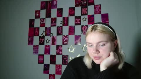 Snapshot of leyla_le chatting on 11.06.25 Leyla online show from 11.06.25