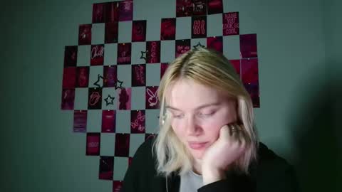 Snapshot of leyla_le chatting on 11.12.25 Leyla online show from 11.12.25