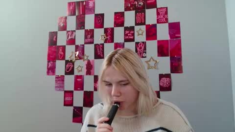 Snapshot of leyla_le chatting on 11.14.25 Leyla online show from 11.14.25