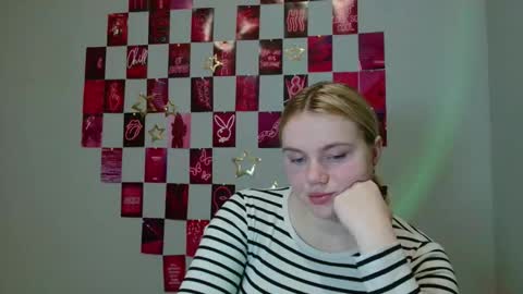 Snapshot of leyla_le chatting on 11.20.25 Leyla online show from 11.20.25