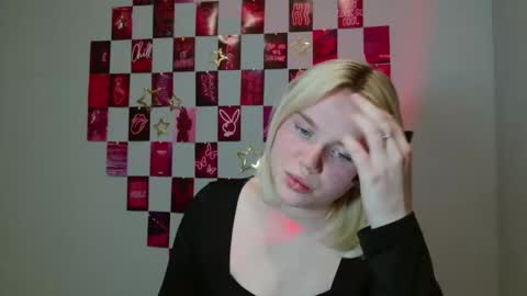 Snapshot of leyla_le chatting on 11.21.25 Leyla online show from 11.21.25