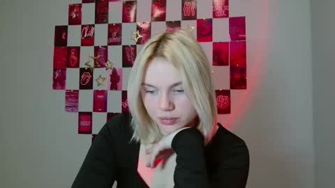 Snapshot of leyla_le chatting on 11.22.25 Leyla online show from 11.22.25