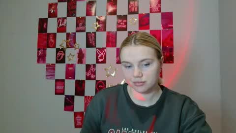 Snapshot of leyla_le chatting on 11.24.25 Leyla online show from 11.24.25