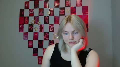 Snapshot of leyla_le chatting on 11.25.25 Leyla online show from 11.25.25