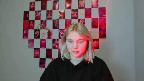 Snapshot of leyla_le chatting on 11.26.25 Leyla online show from 11.26.25