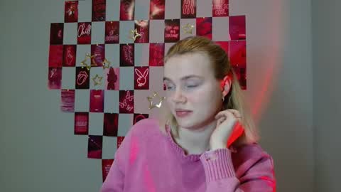 Snapshot of leyla_le chatting on 12.04.25 Leyla online show from 12.04.25