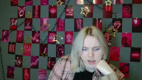 Snapshot of leyla_le chatting on 12.16.25 Leyla online show from 12.16.25