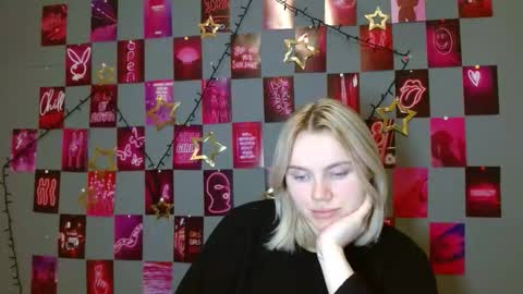 Snapshot of leyla_le chatting on 12.17.25 Leyla online show from 12.17.25
