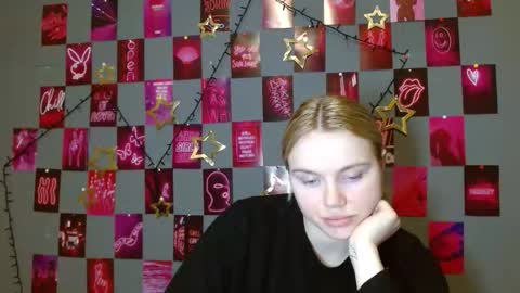 Snapshot of leyla_le chatting on 12.18.25 Leyla online show from 12.18.25