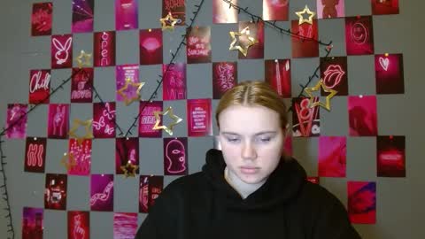 Snapshot of leyla_le chatting on 12.19.25 Leyla online show from 12.19.25