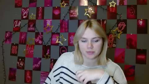 Snapshot of leyla_le chatting on 12.22.25 Leyla online show from 12.22.25