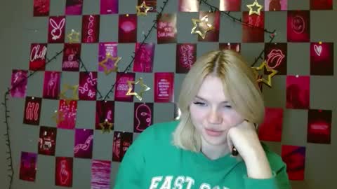 Snapshot of leyla_le chatting on 12.23.25 Leyla online show from 12.23.25