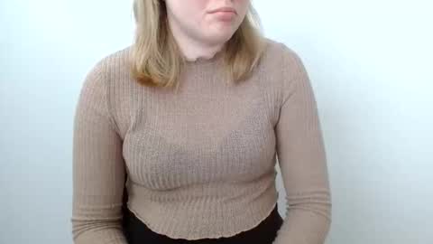 Snapshot of leyla_le chatting on 05.16.26 Leyla online show from 05.16.26