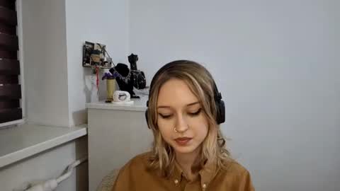 Snapshot of lezlielowe chatting on 11.11.25 Mia online show from 11.11.25