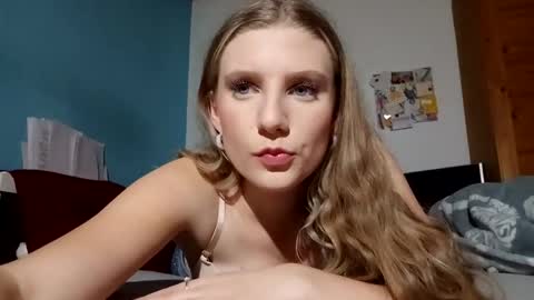 Snapshot of lia06_ chatting on 11.21.25 lia06_ online show from 11.21.25