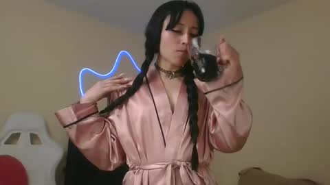 Little Queen Lia  online show from 11.22.25