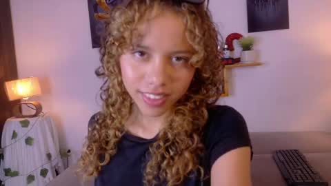 Snapshot of lia_valmont_18 chatting on 05.15.26 Juliana online show from 05.15.26