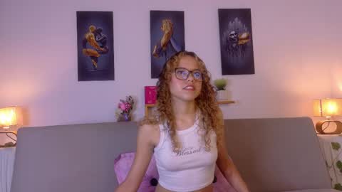 Snapshot of lia_valmont_18 chatting on 05.25.26 Juliana online show from 05.25.26