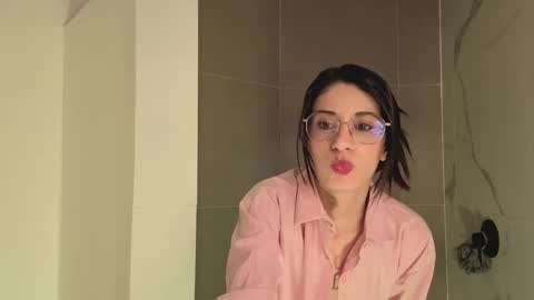 Snapshot of liaaa___ chatting on 09.28.25 Lia online show from 09.28.25