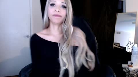 Snapshot of liadivina chatting on 03.11.25 Lia Divina online show from 03.11.25