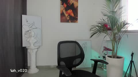 Snapshot of liah_v chatting on 01.22.25 Liah online show from 01.22.25