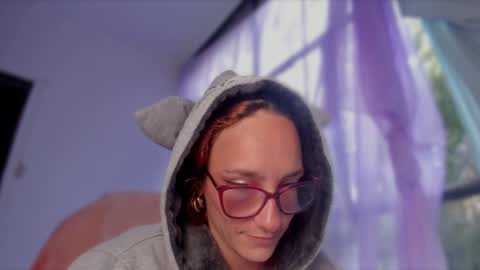 Snapshot of liahilton_ chatting on 12.11.24 lh6 9c online show from 12.11.24