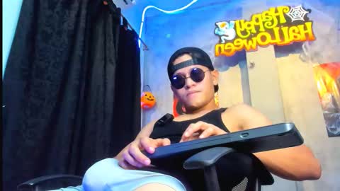 Snapshot of liam_knight chatting on 10.27.25 liam_knight online show from 10.27.25