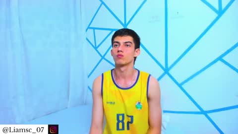 Snapshot of liam_scott77 chatting on 12.17.25 Liam scott77 online show from 12.17.25