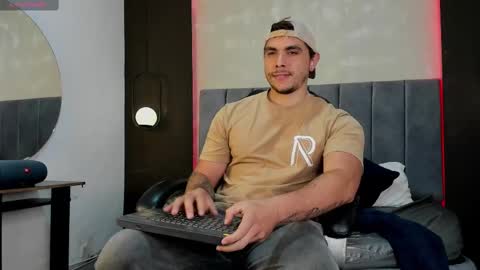 Snapshot of liam_walk chatting on 10.02.25 Liam online show from 10.02.25