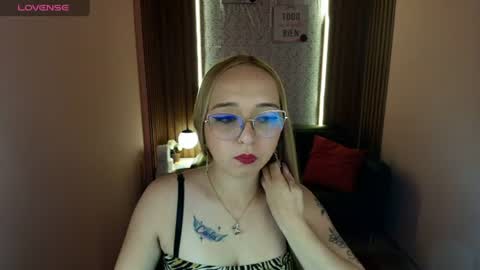 Lia Roberts online show from 06.17.26