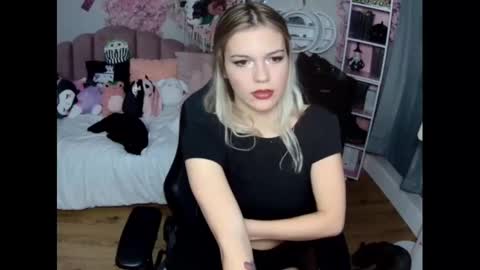 Snapshot of lil__bunny2005 chatting on 12.02.24 Lil Bunny online show from 12.02.24