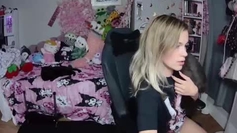 Snapshot of lil__bunny2005 chatting on 01.02.25 Lil Bunny online show from 01.02.25