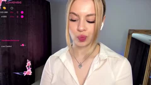 Snapshot of lil_elisa chatting on 10.09.25 Elisa  online show from 10.09.25