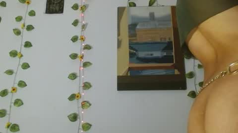 Snapshot of liliandoll chatting on 10.22.25 yesica online show from 10.22.25