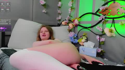 Snapshot of lilianslow chatting on 01.25.25 hi guys Im new here Im 18 years oldIve never had sex online show from 01.25.25