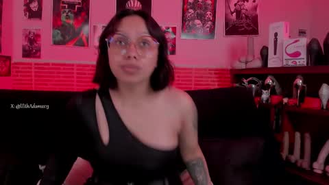 Snapshot of lilith_deveraux_ chatting on 10.16.25 MISTRESS LILITH online show from 10.16.25