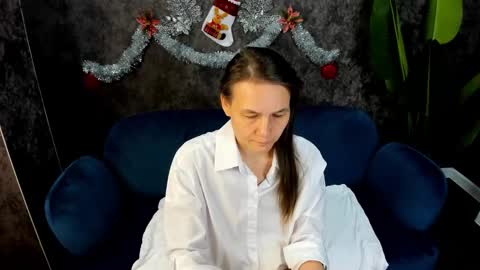 Snapshot of lillian_white1 chatting on 12.31.24 lillian_white1 online show from 12.31.24