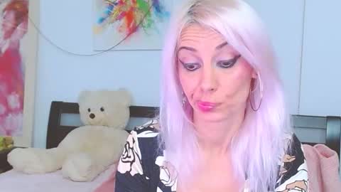 Snapshot of lillianasara chatting on 10.19.25 Lara online show from 10.19.25